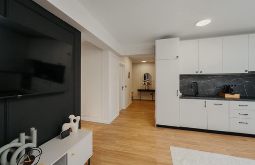 Livezeni Appartement | Charming 2-bedroom apartment with AC, WiFi in enchanting Livezeni