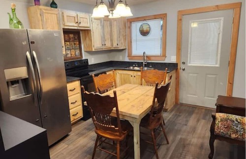 Clarksville Maison | Cedar Grove Rental A-frame