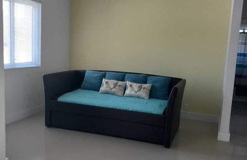 Williams Town Maison | Charming 3-bedroom house with AC, WiFi in lovely Freeport