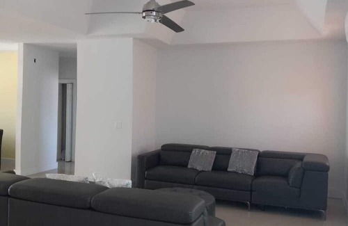 Williams Town Maison | Charming 3-bedroom house with AC, WiFi in lovely Freeport