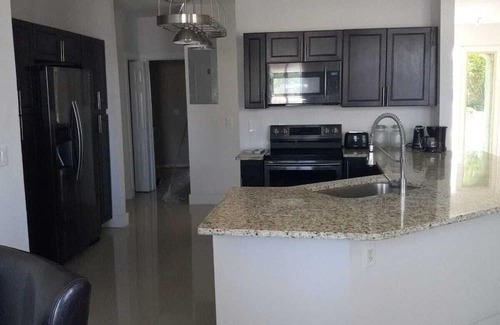 Williams Town Maison | Charming 3-bedroom house with AC, WiFi in lovely Freeport