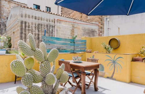 Sambuca di Sicilia Appartement | Appartement 'Ajman House' avec vue sur montagne, terrasse privée et climatisation