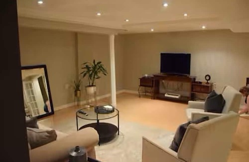 Pickering Appartement | Spacious Basement Apt Open Concept wth Separate Entrance No Walls Dividing Rooms