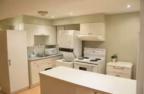 Pickering Appartement | Spacious Basement Apt Open Concept wth Separate Entrance No Walls Dividing Rooms