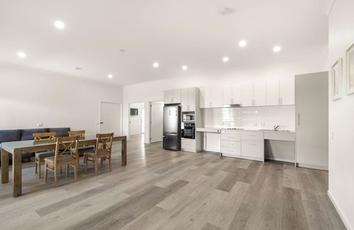 Goodna Maison | 5 Guest 3 Bed,3 Bath Free Parking, wifi, patio