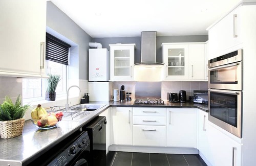 Lower Edmonton Maison | Discount on long term stays - good for contractors or home relocators