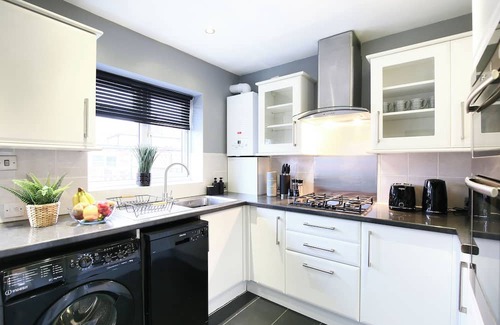 Lower Edmonton Maison | Discount on long term stays - good for contractors or home relocators