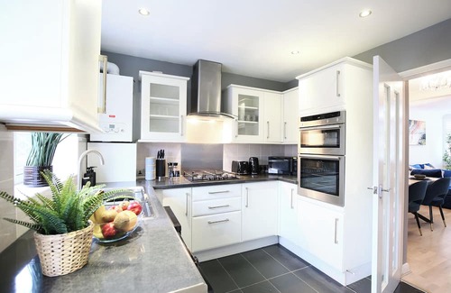 Lower Edmonton Maison | Discount on long term stays - good for contractors or home relocators