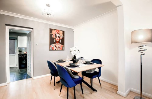 Lower Edmonton Maison | Discount on long term stays - good for contractors or home relocators