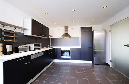 Weststadt Appartement | 150 m² Apt | full AC | netflix | center | balcony