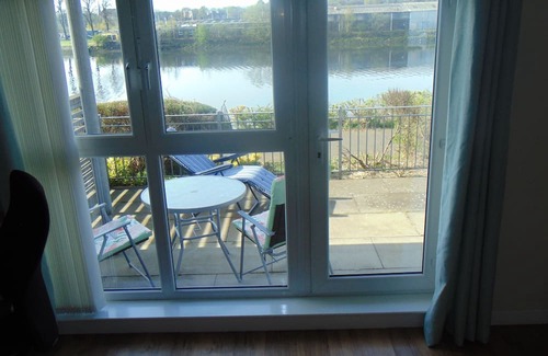 Kippen Appartement | Stylish Riverside 1-Bed Flat with Bathtub & River Clyde Views – Glasgow