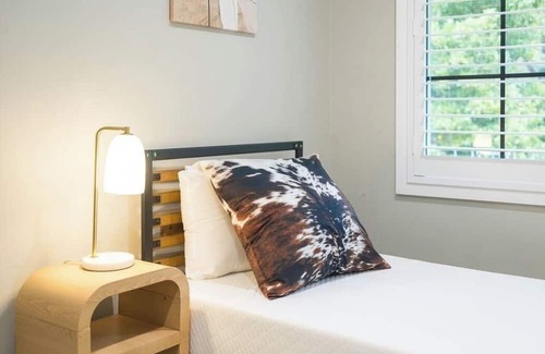Castle Hill Maison | Charming 4-bedroom house with AC, WiFi in tranquil Castle Hill