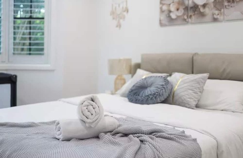 Castle Hill Maison | Charming 4-bedroom house with AC, WiFi in tranquil Castle Hill