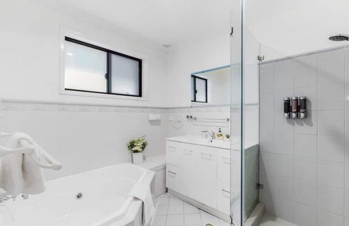 Castle Hill Maison | Charming 4-bedroom house with AC, WiFi in tranquil Castle Hill