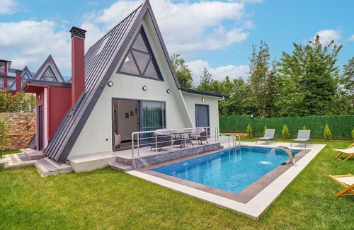 Masukiye Maison | 1+1 Private Pool-Lake View-Fireplace Bungalow for 3 People in Kartepe Maşukiye