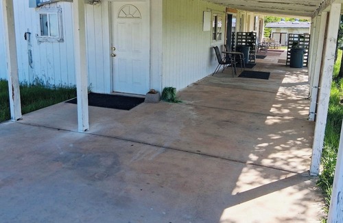 Cottonwood Appartement | #2 Relaxing Rustic Retreat studio on 21 acres in Cottonwood WiFi, AC, Yoga room
