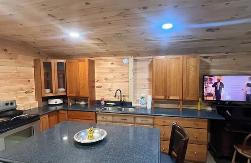 Rumford Maison | Charming 1-bedroom house with WiFi, Fireplace, Wooded Walking Trails