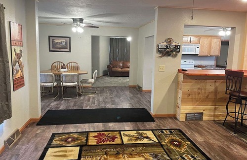 Lynch Maison | Spacious 5-bedroom house with WiFi, AC in charming Lynch