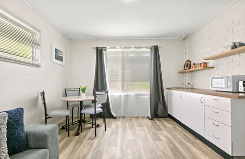 Central Coast Appartement | Lake Front 1BR Apt Pet Friendly, near The Entrance, Nora Head and Soldiers Beach
