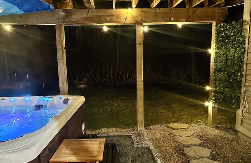 Haisley Maison | West Arbor Retreat 5 mi to Stadium 8 ppl Hot Tub