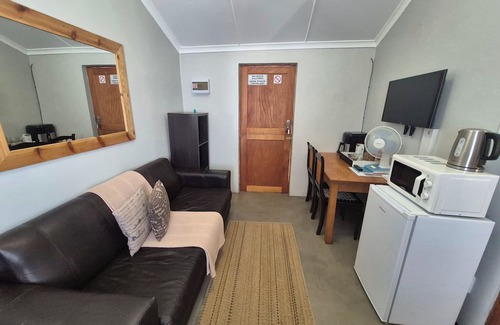 Karoo Hoogland Chalet De Ski | Charming chalet in marvelous Fraserburg with WiFi, AC