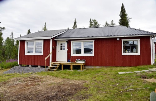 Skaulo Cabine | Lakeside cottage with magnificent views, in the middle of nature, and chance of northern lights.