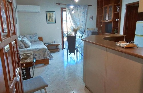 Galatas Appartement | Cosy coastal flat near Poros – 5 mins drive to the beach! Perfect for families