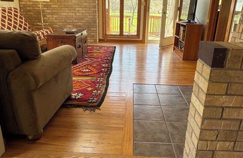 Lawrence Autre | Sunflower/Mushroom Farmhouse just 6 minutes from Lawrence "Wakarusa Valley Farm"
