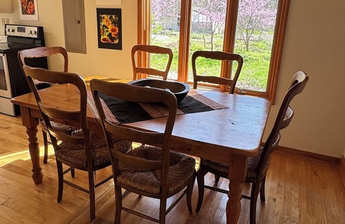 Lawrence Autre | Sunflower/Mushroom Farmhouse just 6 minutes from Lawrence "Wakarusa Valley Farm"