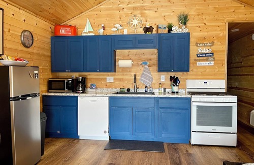Eucha Cabine | Lakefront "Eagle" Cabin just steps away from Grand Lake. Eagle Cabin