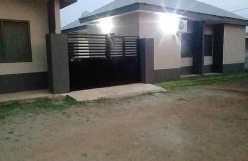 Sunyani Appartement | MVH Apartment in Sunyani with free WiFi, AC and fully furnished kitchen.