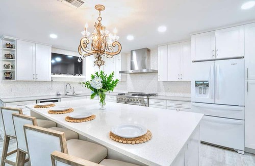 Southside Maison | Brand-New Listing – Be Among the First to Stay in the Heart of SoSo! Sleeps 6