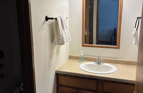 Stevens Point Copropriété | Charming 2-bedroom condo with AC, WiFi in Stevens Point