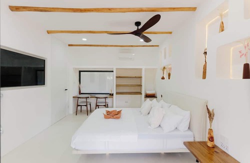 Catangnan Villa | Charming 1-bedroom King Bed Villa with AC, 500MB WiFi in Center of General Luna