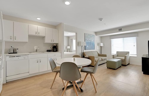 Far North Central Appartement | Simplicity At the Rim 1308 I Comfy 2 Bed 2 Bath