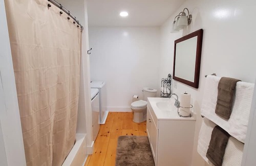 East Homer Appartement | Charming 1-bedroom apartment in delightful Manlius, on a beautiful flower farm!