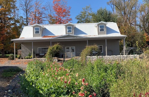 East Homer Appartement | Charming 1-bedroom apartment in delightful Manlius, on a beautiful flower farm!