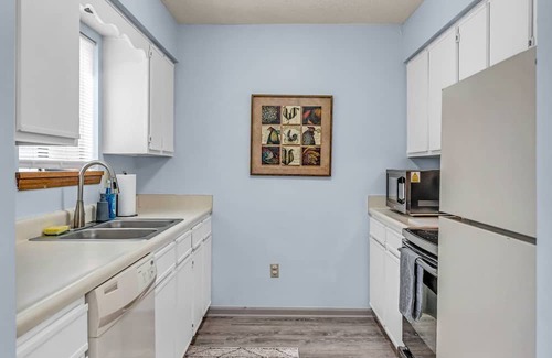 Southwest Topeka Maison | Spacious townhome - 2-bedrooms with King Beds in quite cul-de-sac - sleeps 6