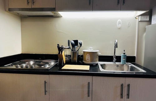 Salcedo Village Copropriété | Cozy 2-bedroom condo with AC, WiFi in pleasant Makati
