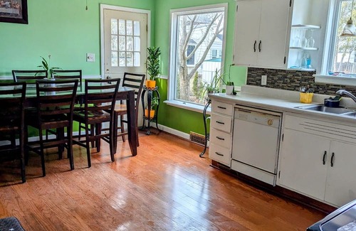 Allouez Maison | Spacious 4-bedroom house in peaceful Green Bay with AC, Free Wi-Fi