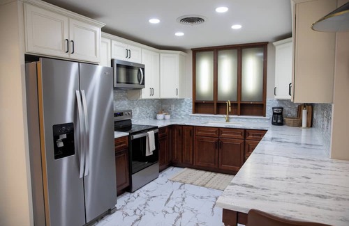 Terre Haute Appartement | Charming 2-bedroom apartment close to Universities in downtown Terre Haute.