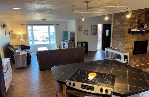 West Salem Maison | Spacious 4BR home w/ hot tub near Salem wineries & family fun!