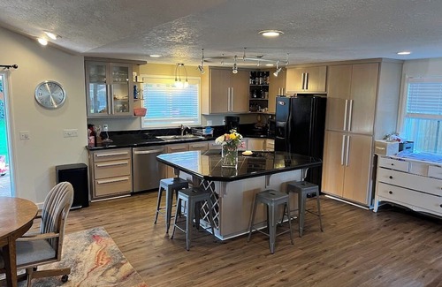 West Salem Maison | Spacious 4BR home w/ hot tub near Salem wineries & family fun!