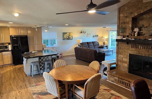 West Salem Maison | Spacious 4BR home w/ hot tub near Salem wineries & family fun!