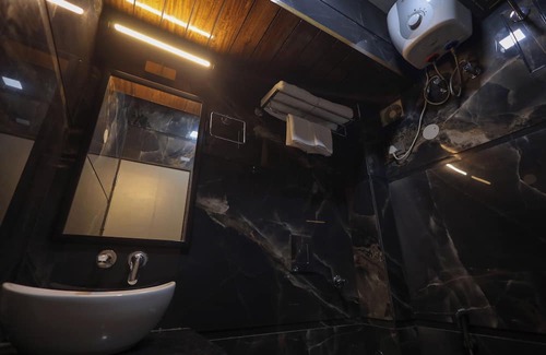 Mathura Maison | Spacious building in charming Mathura with WiFi, AC