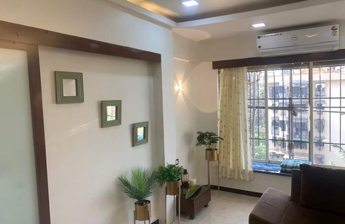 Andheri West Appartement | Cozy Top-Floor Apartment with Sea Breeze