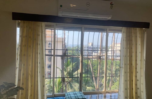 Andheri West Appartement | Cozy Top-Floor Apartment with Sea Breeze