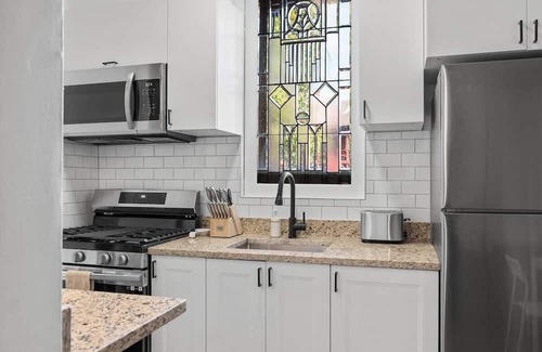 Shadyside Appartement | Shadyside/Pittsburgh, Modern & Accessible 2 Bedroom with Free Parking
