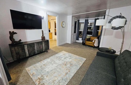 Wellsville Appartement | Modern 1-Bedroom Apartment with walkout deck