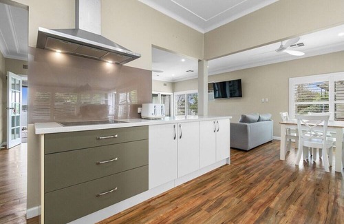 Speers Point Maison | Lakeview Retreat on The Esplanade